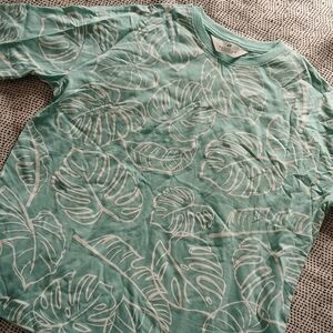 H&M 💚 🤍 NWT Tee